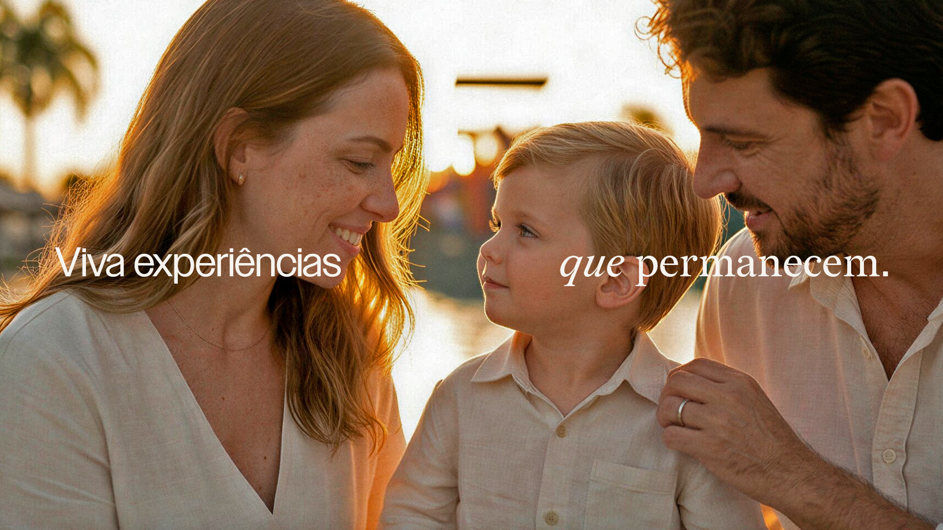 Zaylu Resort campaign close-up of parents and their child at sunset, with the message “Viva experiências que permanecem.”