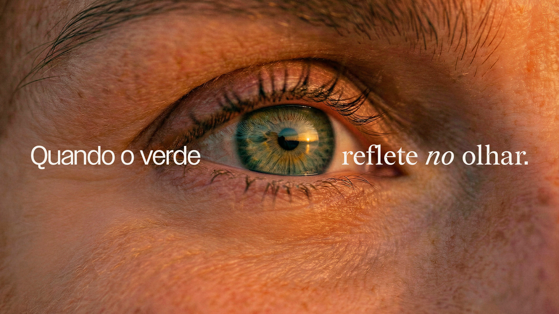 Zaylu Resort campaign featuring a close-up of a green eye and the message “Quando o verde reflete no olhar.”