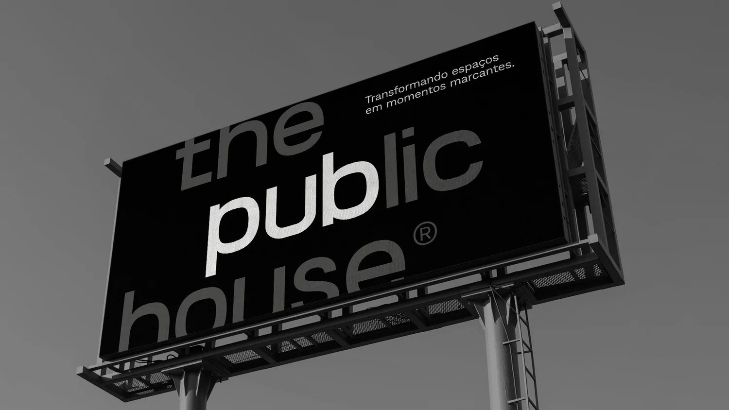 The Public House black-and-white billboard featuring the wordmark and the message “Transformando espaços em momentos marcantes.”