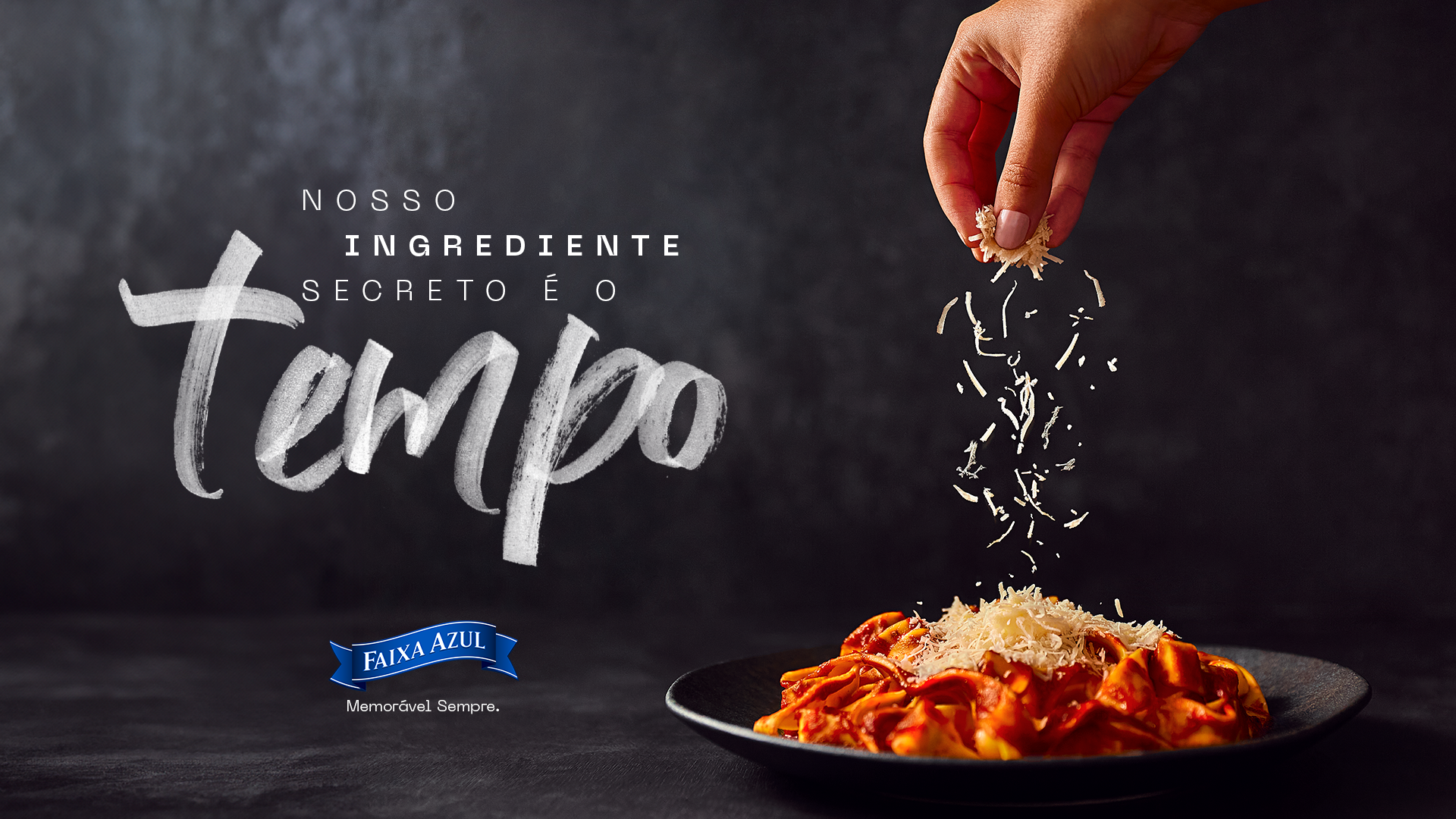 Faixa Azul campaign showing grated cheese being sprinkled over pasta, with the message “Nosso ingrediente secreto é o tempo.”