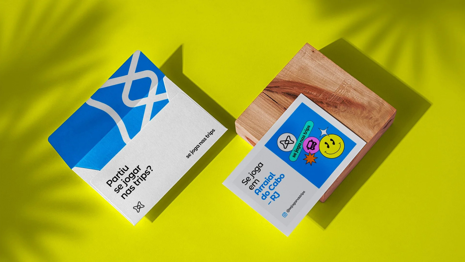 Se Joga Nas Trips printed promotional cards advertising trips to Arraial do Cabo with blue shapes and colorful stickers.