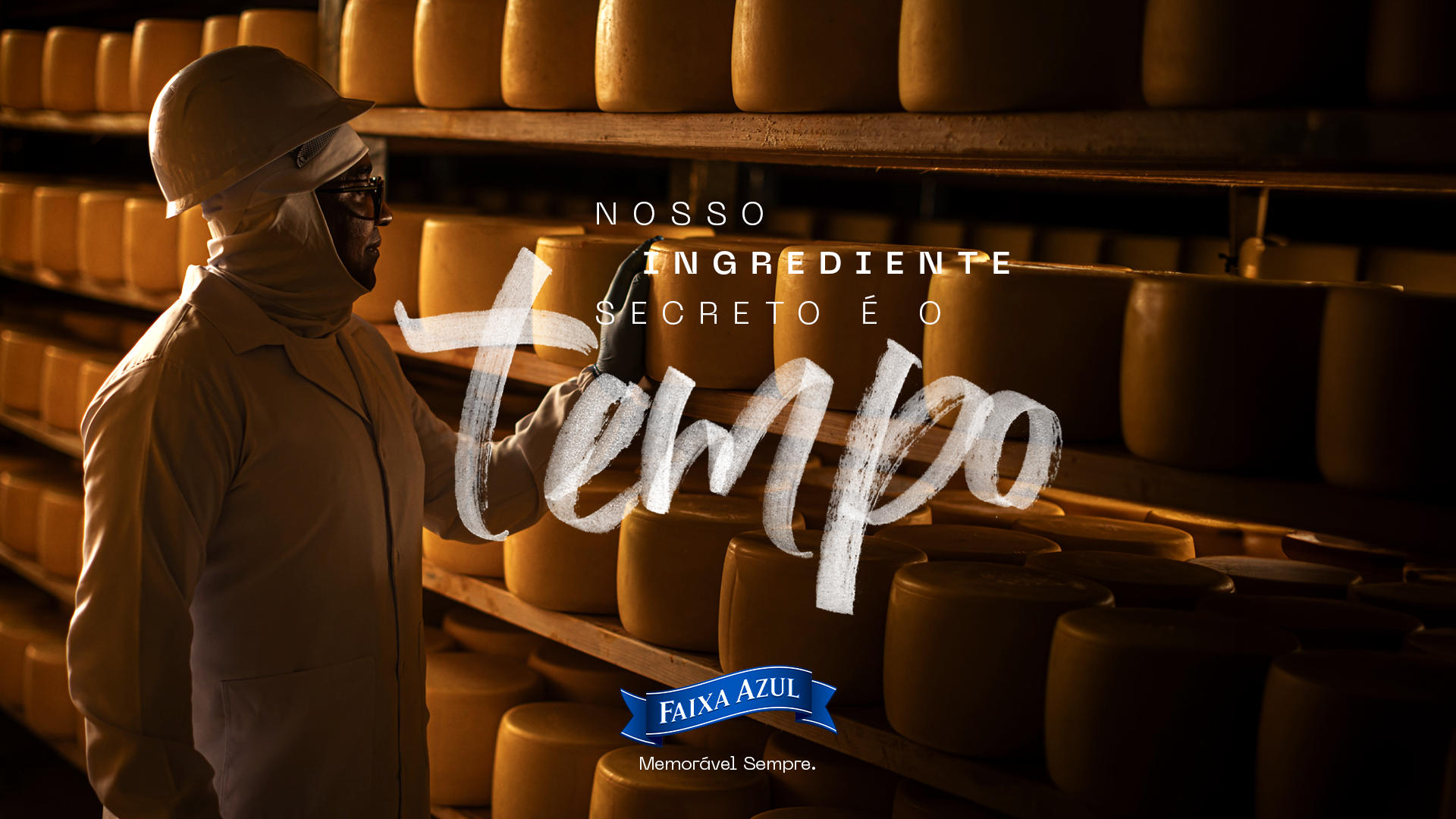 Faixa Azul campaign showing a cheesemaker inspecting cheese wheels during maturation, with the message “Nosso ingrediente secreto é o tempo.”